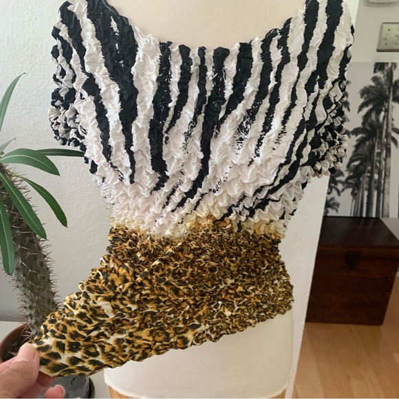 F.C Popcorn top in black, white, yellow, brown and gold. Short sleeves. - Picture 6 of 14